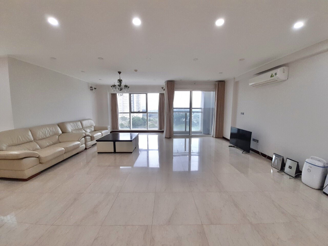 3 bedroom fully furnished apartment for rent in L2 CIPUTRA TAY HO HANOI 6