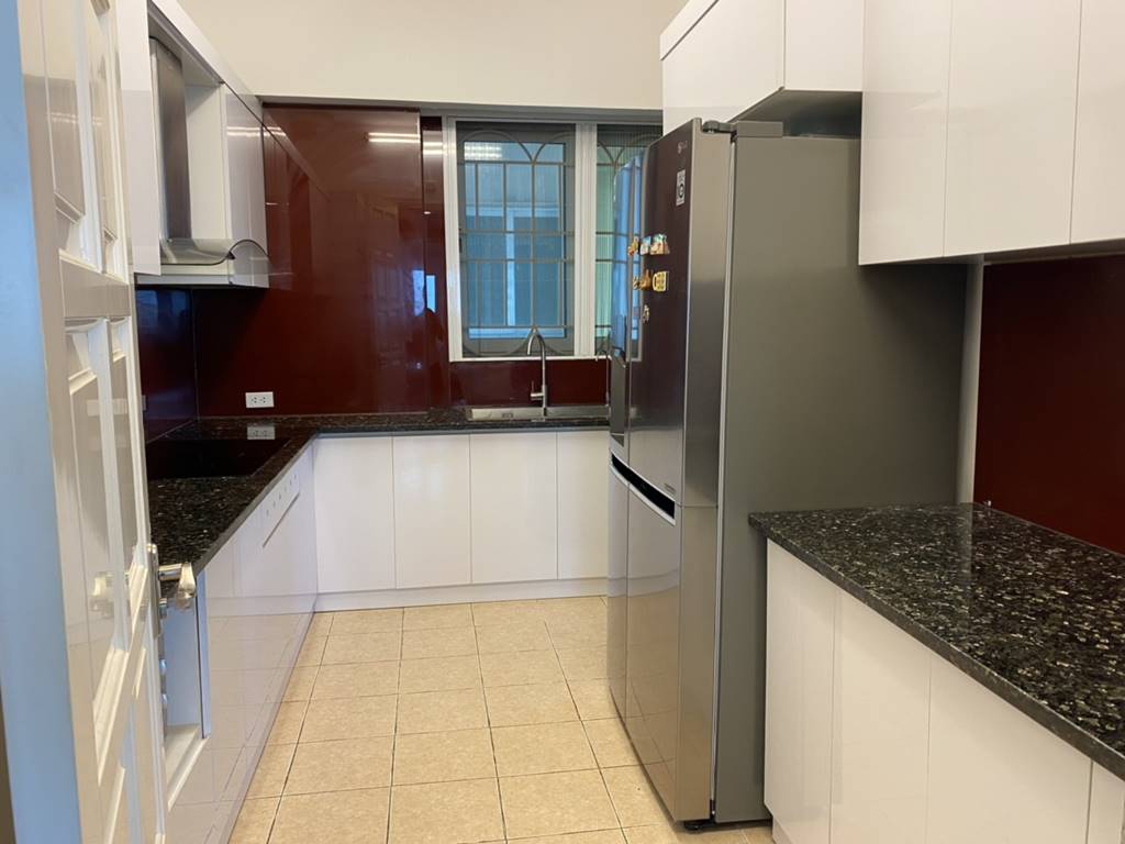 Luxurious apartment with 3 rooms for rent in Ciputra 11