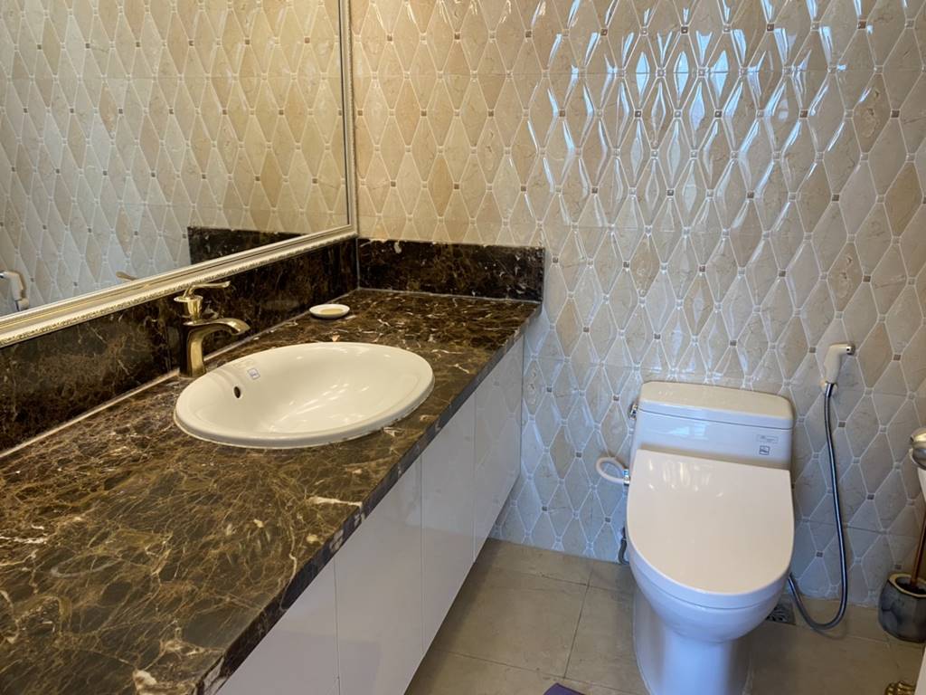Luxurious apartment with 3 rooms for rent in Ciputra 23