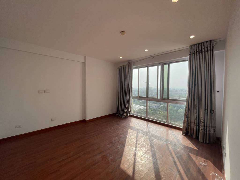 Nice no-option apartment for rent in P1 Ciputra 7