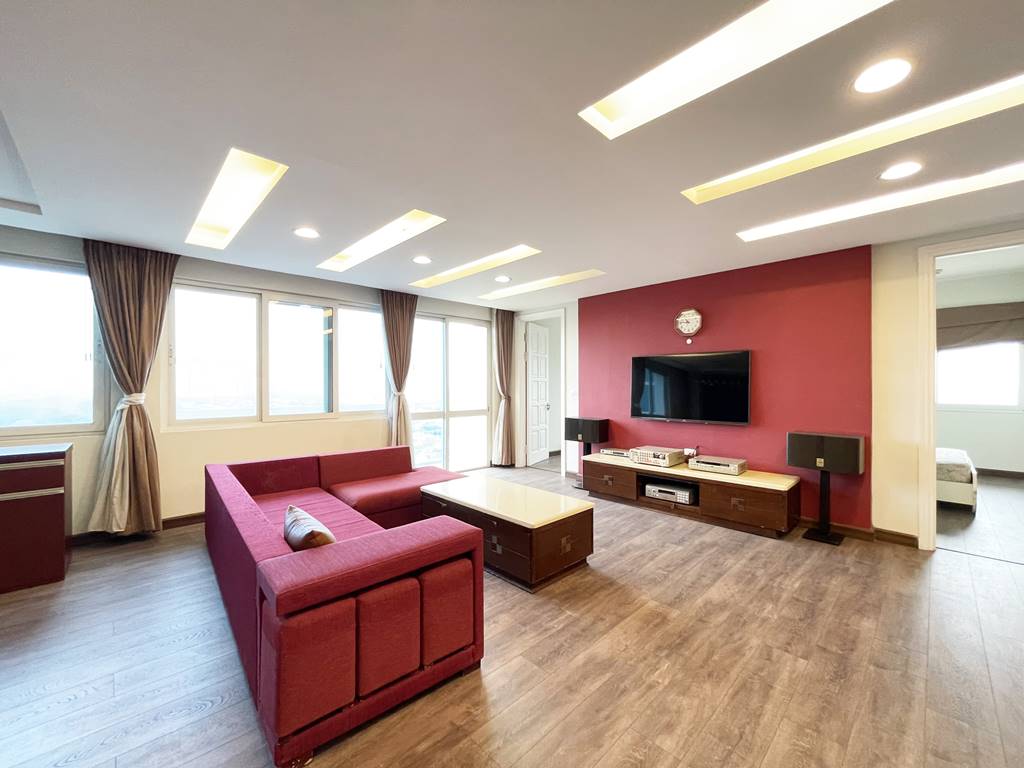 Spacious and artistic family apartment with convenient amenities in E4 E5 Ciputra