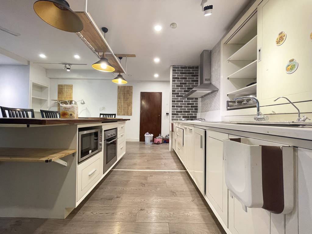Stunning 2 - bedroom apartment in E1 Ciputra for rent 10