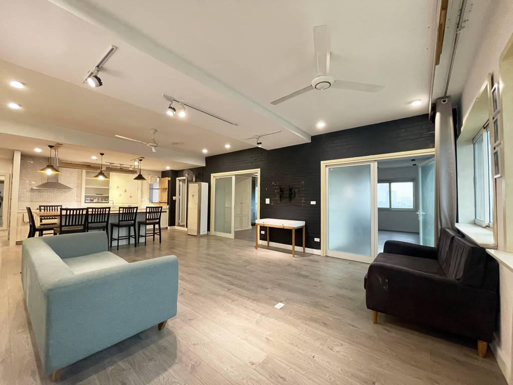 Stunning 2 - bedroom apartment in E1 Ciputra for rent 2