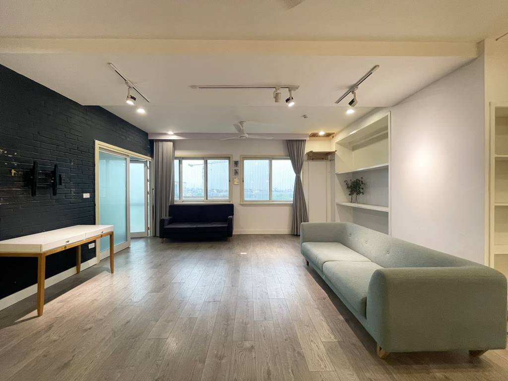 Stunning 2 - bedroom apartment in E1 Ciputra for rent 3