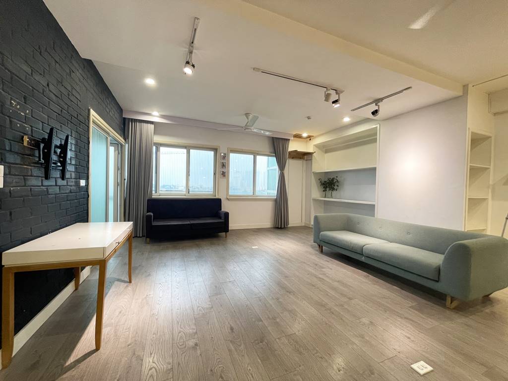Stunning 2 - bedroom apartment in E1 Ciputra for rent 4