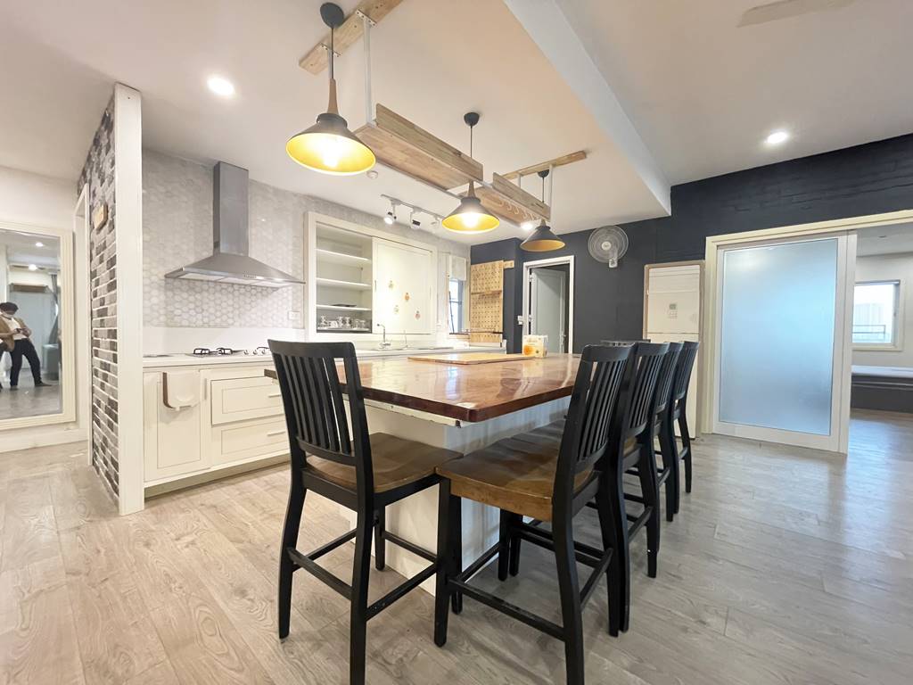 Stunning 2 - bedroom apartment in E1 Ciputra for rent 6