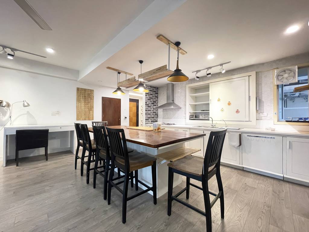 Stunning 2 - bedroom apartment in E1 Ciputra for rent 8