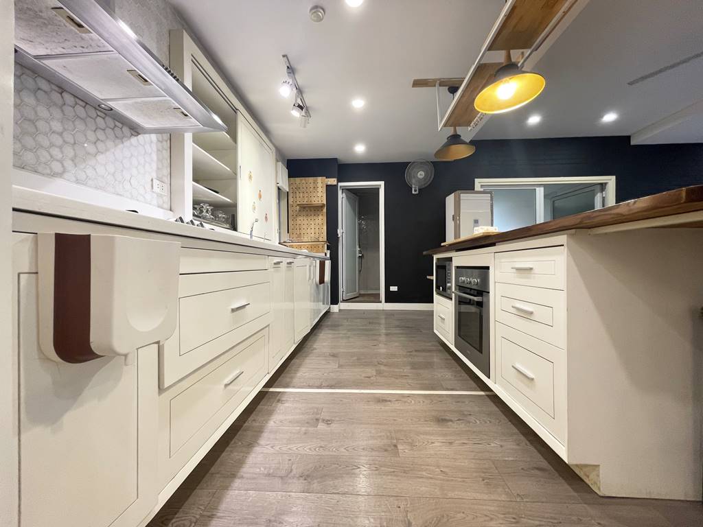 Stunning 2 - bedroom apartment in E1 Ciputra for rent 9