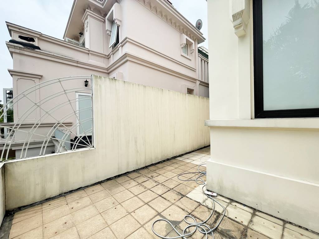 Wall-amounted furnishing villa for rent in T Ciputra 18