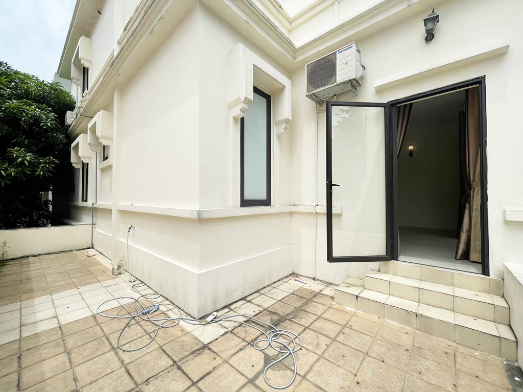 Wall-amounted furnishing villa for rent in T Ciputra 19