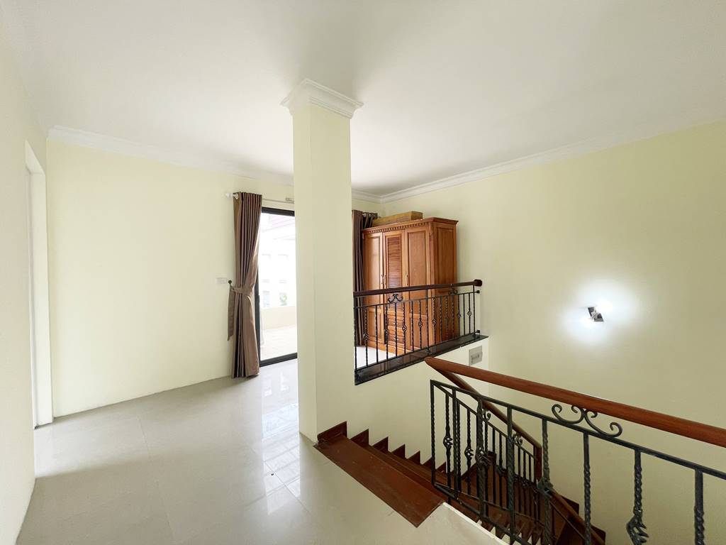 Wall-amounted furnishing villa for rent in T Ciputra 4