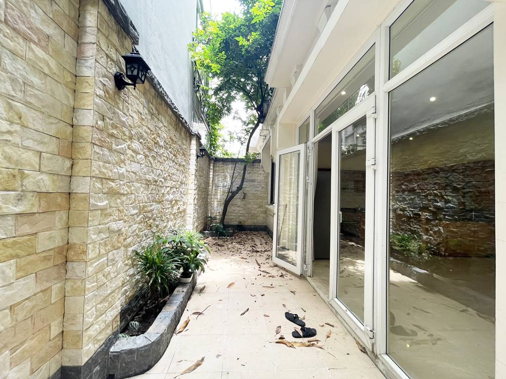Wall-amounted furnishing villa for rent in T Ciputra 8